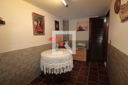 Casa de condomínio à venda com 480m², 4 quartos e 3 vagasAdega