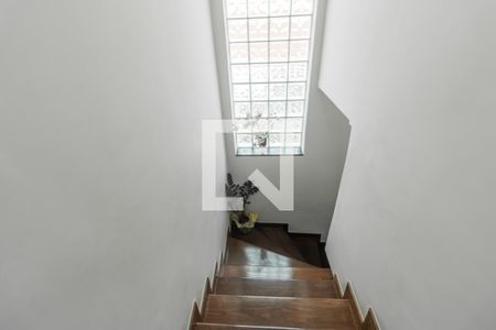 Casa à venda com 225m², 3 quartos e 2 vagas Casa à venda com 225m², 3 quartos e 2 vagasEscada