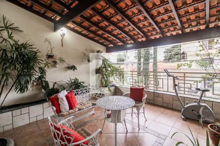 Casa à venda com 225m², 3 quartos e 2 vagas Casa à venda com 225m², 3 quartos e 2 vagasVaranda