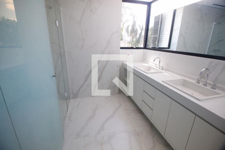 Casa à venda com 420m², 4 quartos e 4 vagasBanheiro da Suíte 1