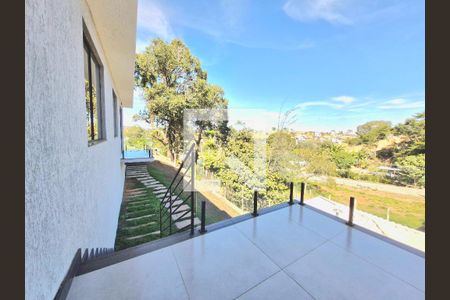 Casa à venda com 230m², 4 quartos e 4 vagasEscada quintal