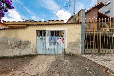 Casa à venda com 360m², 3 quartos e 4 vagas Casa à venda com 360m², 3 quartos e 4 vagasFachada e placa