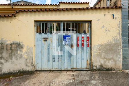 Casa à venda com 360m², 3 quartos e 4 vagas Casa à venda com 360m², 3 quartos e 4 vagasFachada e placa