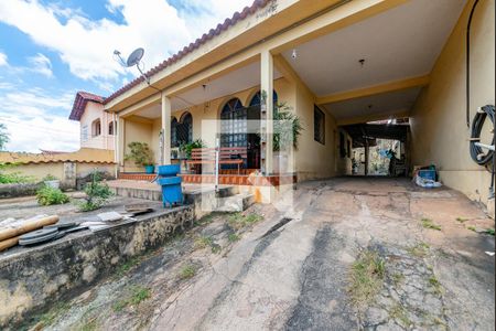 Casa à venda com 360m², 3 quartos e 4 vagas Casa à venda com 360m², 3 quartos e 4 vagasQuintal