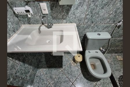 Banheiro  de kitnet/studio para alugar com 1 quarto, 24m² em Vargem Pequena, Rio de Janeiro