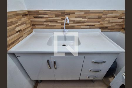 Cozinha de kitnet/studio para alugar com 1 quarto, 24m² em Vargem Pequena, Rio de Janeiro