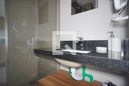 Banheiro Corredor de kitnet/studio para alugar com 1 quarto, 24m² em Auxiliadora, Porto Alegre