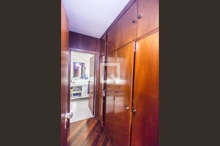 Casa de condomínio à venda com 275m², 4 quartos e 2 vagas Casa de condomínio à venda com 275m², 4 quartos e 2 vagasCloset da suíte 2