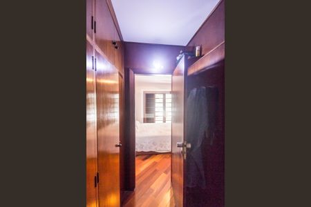 Casa de condomínio à venda com 275m², 4 quartos e 2 vagas Casa de condomínio à venda com 275m², 4 quartos e 2 vagasCloset da suíte 2