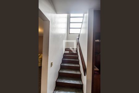 Casa de condomínio à venda com 275m², 4 quartos e 2 vagas Casa de condomínio à venda com 275m², 4 quartos e 2 vagasEscada