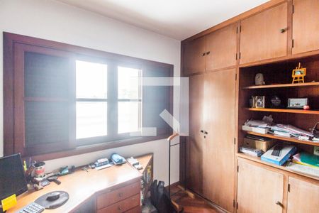 Casa de condomínio à venda com 275m², 4 quartos e 2 vagas Casa de condomínio à venda com 275m², 4 quartos e 2 vagasEscritório