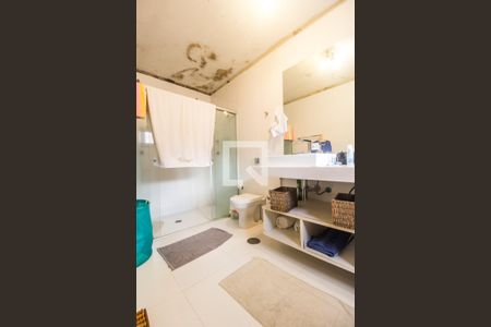 Casa de condomínio à venda com 275m², 4 quartos e 2 vagas Casa de condomínio à venda com 275m², 4 quartos e 2 vagasBanheiro da Suíte 2