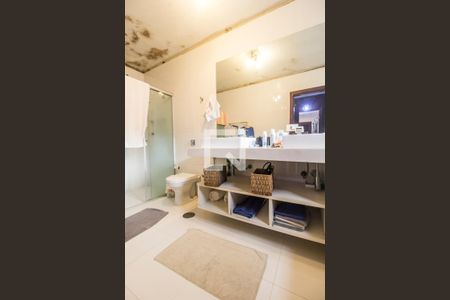 Casa de condomínio à venda com 275m², 4 quartos e 2 vagas Casa de condomínio à venda com 275m², 4 quartos e 2 vagasBanheiro da Suíte 2