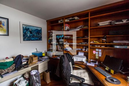 Casa de condomínio à venda com 275m², 4 quartos e 2 vagas Casa de condomínio à venda com 275m², 4 quartos e 2 vagasEscritório