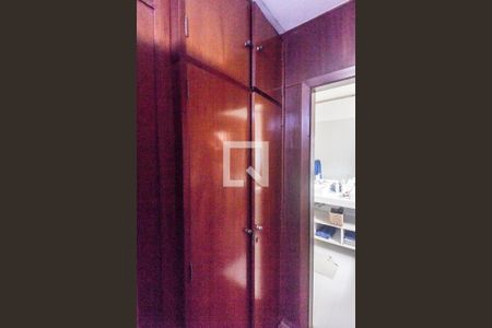 Casa de condomínio à venda com 275m², 4 quartos e 2 vagas Casa de condomínio à venda com 275m², 4 quartos e 2 vagasCloset da suíte 2