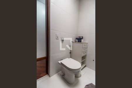 Casa de condomínio à venda com 275m², 4 quartos e 2 vagas Casa de condomínio à venda com 275m², 4 quartos e 2 vagasBanheiro