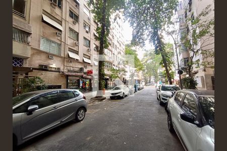 Apartamento à venda com 225m², 4 quartos e 1 vaga Apartamento à venda com 225m², 4 quartos e 1 vagaFachada com cartaz QA
