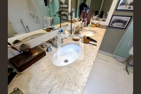 Apartamento à venda com 225m², 4 quartos e 1 vaga Apartamento à venda com 225m², 4 quartos e 1 vagaSuíte 1 banheiro