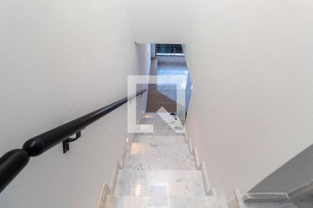 Casa à venda com 220m², 3 quartos e 5 vagas Casa à venda com 220m², 3 quartos e 5 vagasEscada