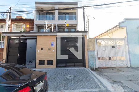 Casa à venda com 220m², 3 quartos e 5 vagas Casa à venda com 220m², 3 quartos e 5 vagasFachada