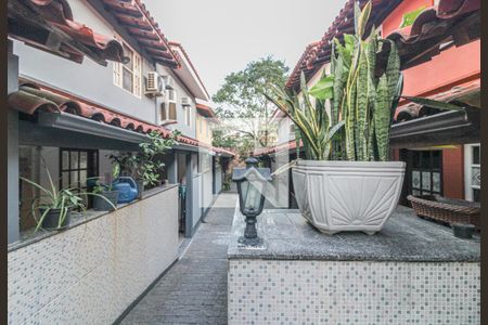 Casa de condomínio à venda com 60m², 2 quartos e 1 vagaFachada