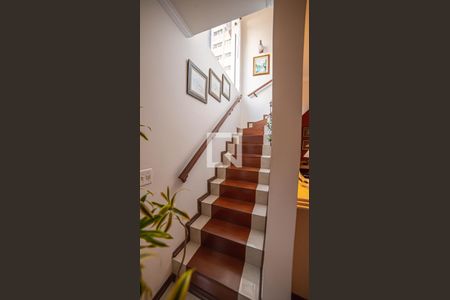 Casa à venda com 316m², 3 quartos e 3 vagas Casa à venda com 316m², 3 quartos e 3 vagasEscada
