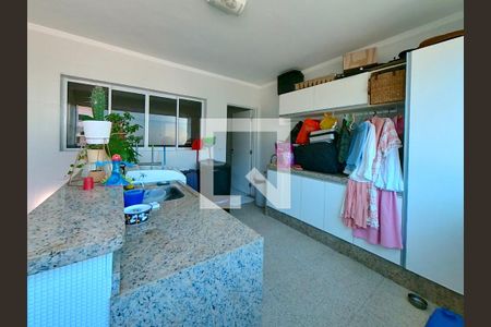 Casa à venda com 570m², 3 quartos e 5 vagasLavanderia