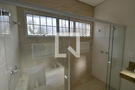 Casa à venda com 350m², 4 quartos e 6 vagasBanheiro Suíte 2