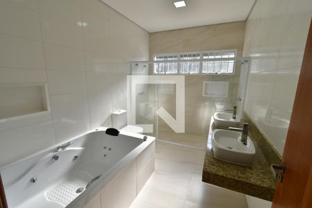 Casa à venda com 350m², 4 quartos e 6 vagasBanheiro Suíte 2