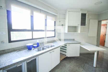 Apartamento à venda com 227m², 4 quartos e 4 vagas Apartamento à venda com 227m², 4 quartos e 4 vagasCozinha