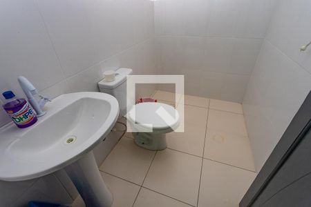 Casa à venda com 200m², 4 quartos e 2 vagas Casa à venda com 200m², 4 quartos e 2 vagasEdícula - banheiro