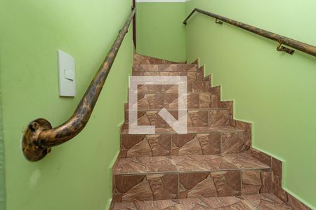 Casa à venda com 200m², 4 quartos e 2 vagas Casa à venda com 200m², 4 quartos e 2 vagasEscada da entrada da casa 1