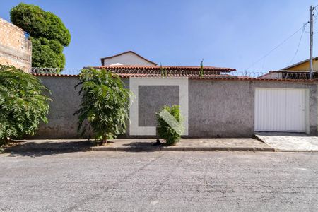 Casa à venda com 297m², 4 quartos e 3 vagas Casa à venda com 297m², 4 quartos e 3 vagasFachada