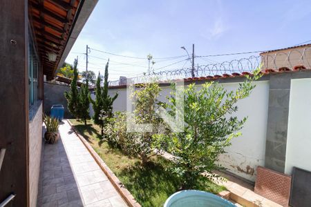 Casa à venda com 297m², 4 quartos e 3 vagas Casa à venda com 297m², 4 quartos e 3 vagasEntrada