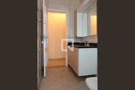 Casa à venda com 516m², 6 quartos e 10 vagasCasa 2 - 2º Piso banheiro