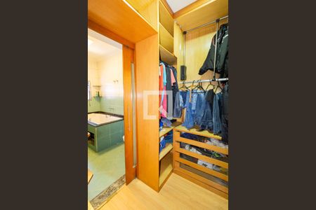 Casa à venda com 330m², 3 quartos e 4 vagas Casa à venda com 330m², 3 quartos e 4 vagasCloset
