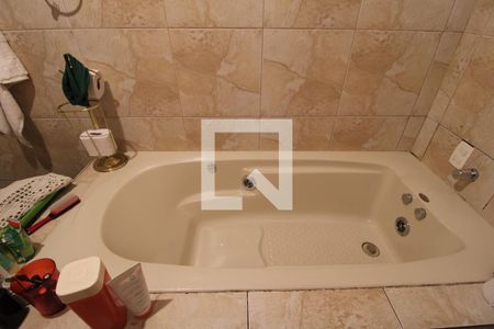 Casa à venda com 300m², 3 quartos e 4 vagasBanheira - banheiro comum