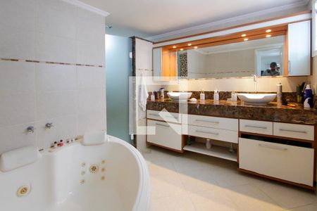 Casa de condomínio à venda com 283m², 4 quartos e 3 vagasBanheiro da suíte