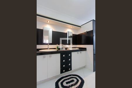 Casa de condomínio à venda com 283m², 4 quartos e 3 vagasBanheiro