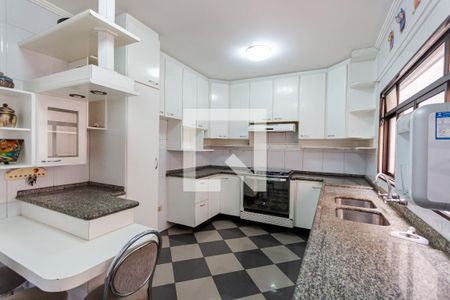 Casa para alugar com 264m², 4 quartos e 4 vagas Casa para alugar com 264m², 4 quartos e 4 vagasCozinha