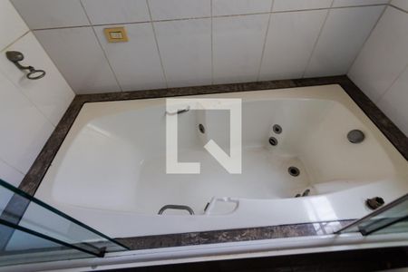 Casa para alugar com 264m², 4 quartos e 4 vagas Casa para alugar com 264m², 4 quartos e 4 vagasBanheira