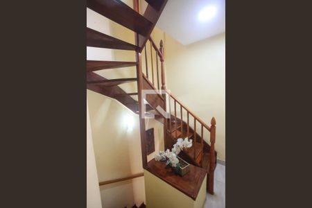 Casa de condomínio à venda com 87m², 3 quartos e 1 vagaEscada