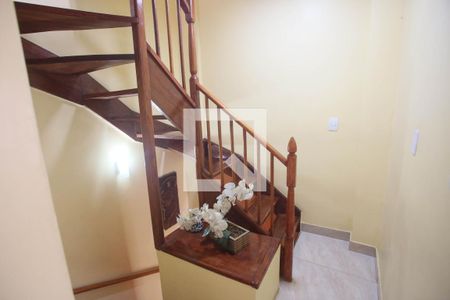 Casa de condomínio à venda com 87m², 3 quartos e 1 vagaEscada