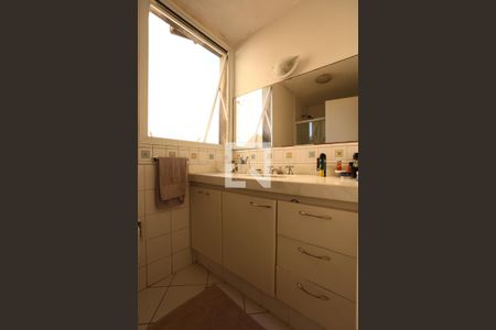 Casa de condomínio à venda com 330m², 3 quartos e 3 vagas Casa de condomínio à venda com 330m², 3 quartos e 3 vagasBanheiro da Suíte 1