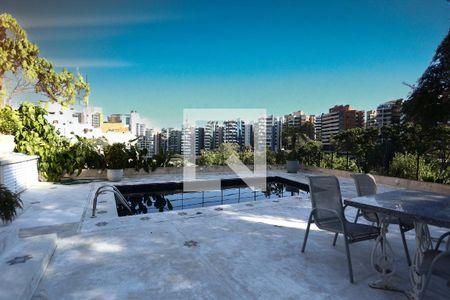 Casa de condomínio à venda com 330m², 3 quartos e 3 vagas Casa de condomínio à venda com 330m², 3 quartos e 3 vagasVaranda / Quintal / Piscina