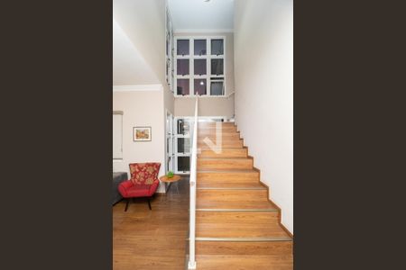 Casa à venda com 510m², 4 quartos e 7 vagas Casa à venda com 510m², 4 quartos e 7 vagasEscada