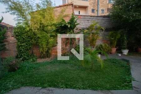 Casa à venda com 411m², 1 quarto e 3 vagas Casa à venda com 411m², 1 quarto e 3 vagasQuintal