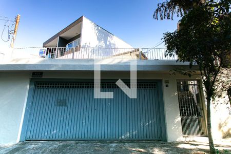 Casa à venda com 180m², 3 quartos e 1 vaga Casa à venda com 180m², 3 quartos e 1 vagaFachada