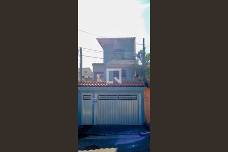 Casa à venda com 210m², 3 quartos e 6 vagas Casa à venda com 210m², 3 quartos e 6 vagasFachada