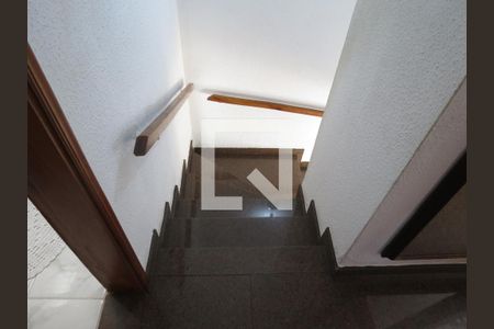 Casa à venda com 200m², 4 quartos e 2 vagasEscadas